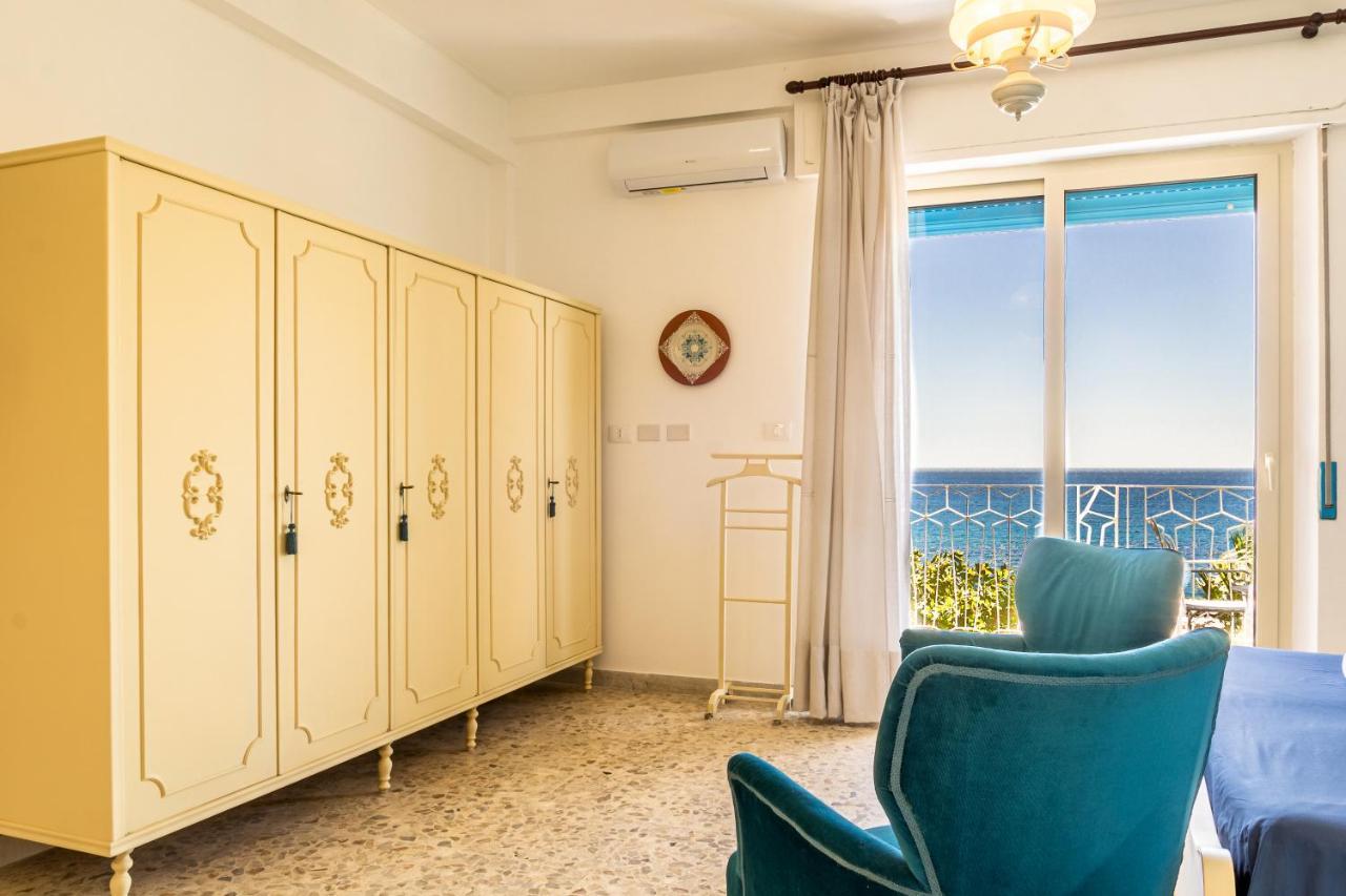 Brezza Di Mare Apartment Giardini Naxos Bagian luar foto
