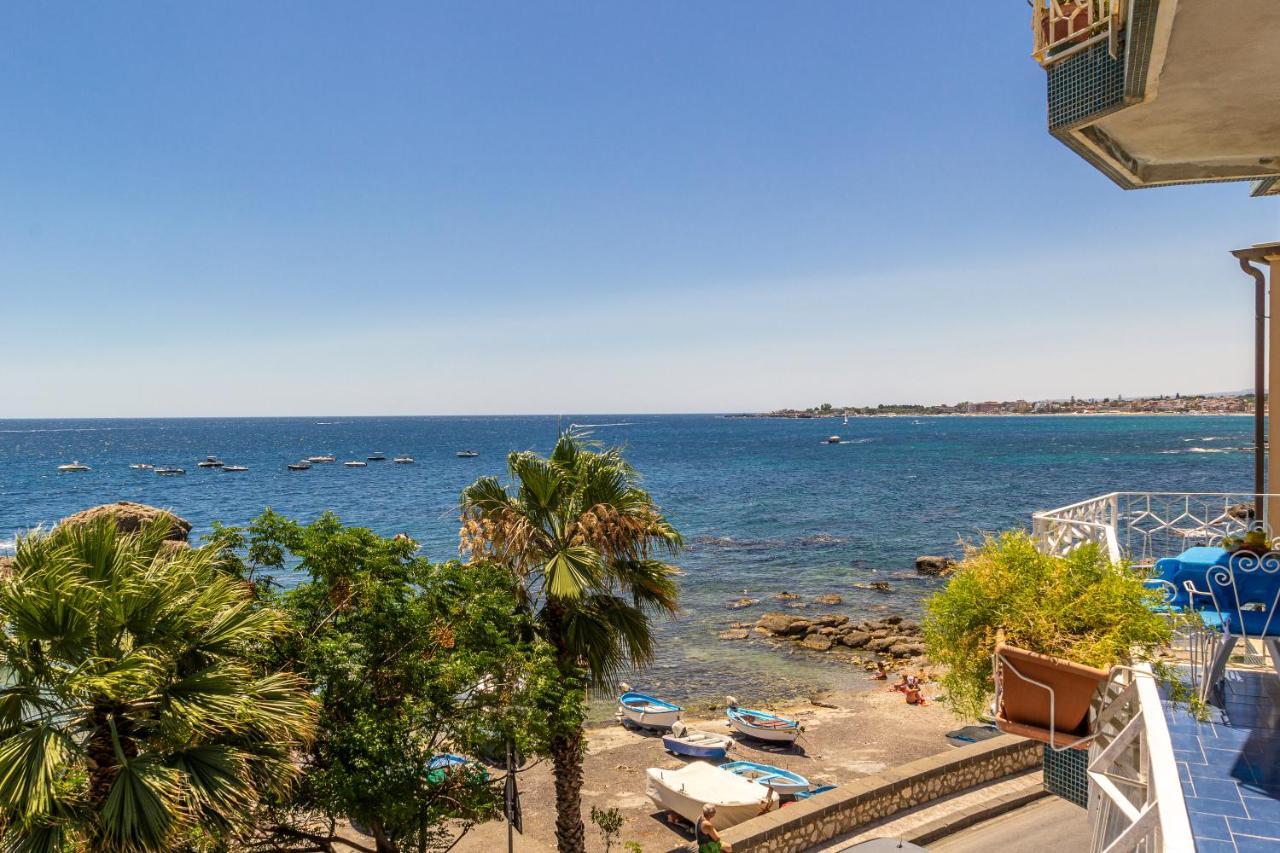 Brezza Di Mare Apartment Giardini Naxos Bagian luar foto